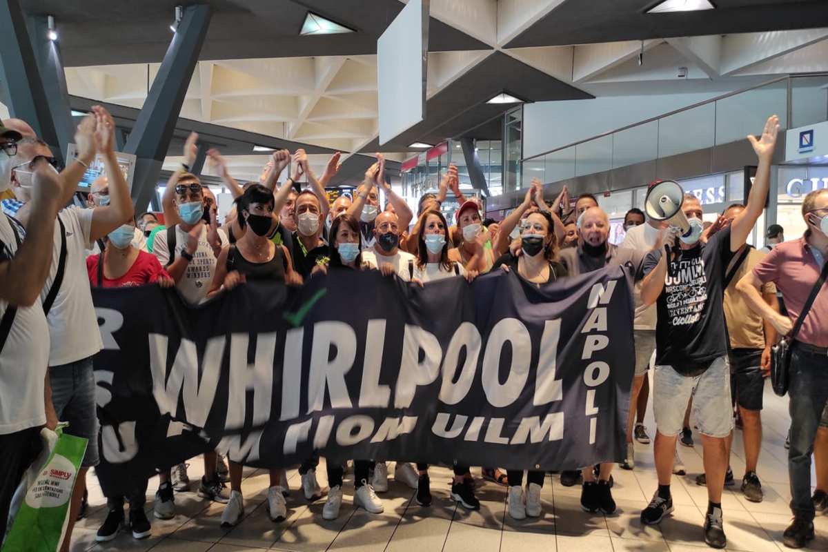 Whirlpool I Lavoratori Non Mollano E Occupano I Binari Dell Alta