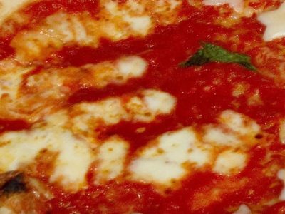 Non ritirano 60 pizze, il ristoratore le dona ai clochard