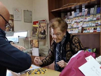 A 90 anni mette in fuga il rapinatore dal suo negozio