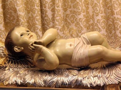 “Rapisce” il bambino dal presepe, poi pentito lo restituisce