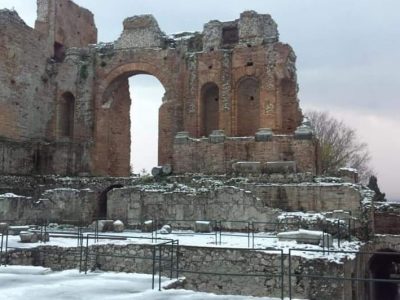 Nevica al sud, tetti e strade imbiancate a Taormina