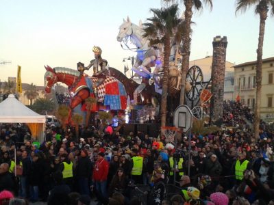 Viareggio, il terzo corso mascherato dedicato a Emergency