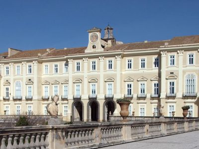 La Reggia di Portici affacciata sul mare ai piedi del Vesuvio