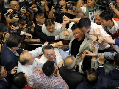 Hong Kong: bagarre e pugni in Parlamento sull’estradizione