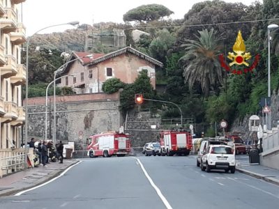 Perforata una condotta del gas a Pegli, traffico ferroviario deviato