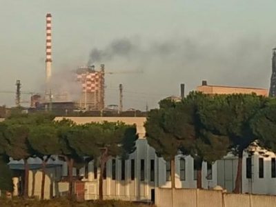 La Consulta non si esprime sull’ex Ilva, mentre le emissioni continuano