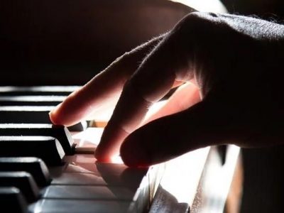 Viene operato al cervello mentre suona in pianoforte