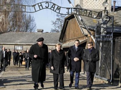 Merkel ad Auschwitz: “Vergogna profonda. Mai dimenticare”