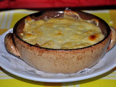 Piatti della tradizione: la zuppa valdostana con verza e Fontina