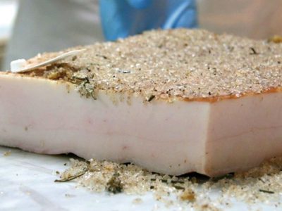 Lardo di Colonnata, una squisitezza da consumare al naturale