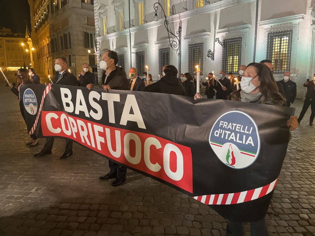 Fiaccolata di Fratelli d'Italia contro il coprifuoco