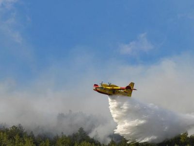 Notte di fuoco nell’Oristanese, evacuati gli abitanti della zona