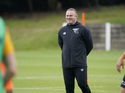 Wayne Rooney ostaggio di modelle seminude e in vena di scherzi