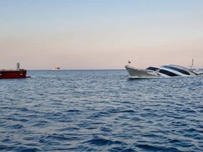 Yacht di lusso affonda davanti agli occhi increduli dei turisti