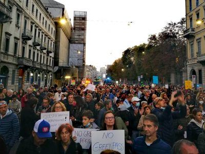 Milano: cariche della polizia al corteo No Green pass