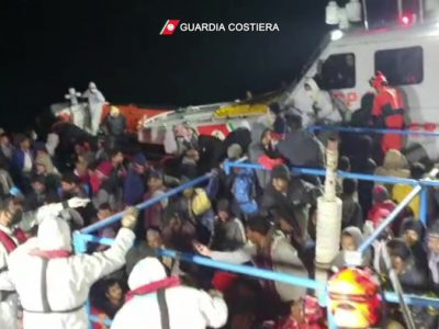 Nuova tragedia a Lampedusa: sbarcano 280 migranti, 7 morti in mare