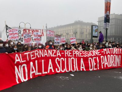 Studenti in piazza da Nord a Sud, a Torino assalto a Confindustria