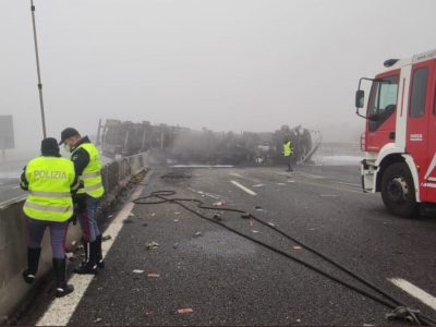 Incidente sulla A1: autocisterna invade la corsia opposta e prende fuoco