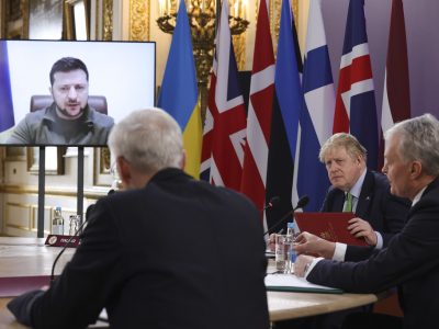 Ucraina, Zelensky ammette: non entreremo nella Nato. Ucciso un cameraman