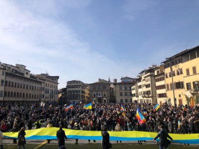 Guerra Ucraina, Zelensky alla piazza di Firenze: “79 i bimbi uccisi”