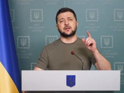 Zelensky all’Europa: “Poco coraggio”. Martedì colloqui Russia-Ucraina