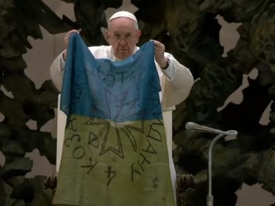 Il Papa mostra bandiera Ucraina: “Assistiamo all’impotenza dell’Onu”