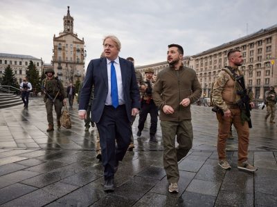 Johnson-Zelensky, passeggiata nel centro di Kiev