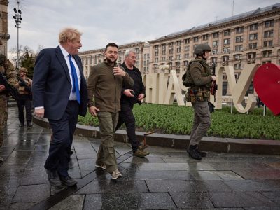 La passeggiata di Boris Johnson e Volodymyr Zelensky nel centro di Kiev