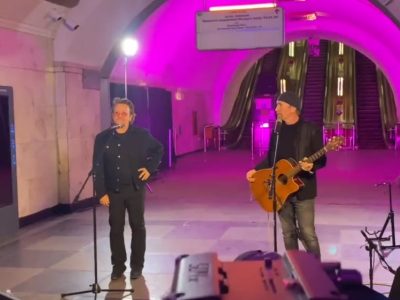 Bono e The Edge degli U2 suonano nella metro di Kiev